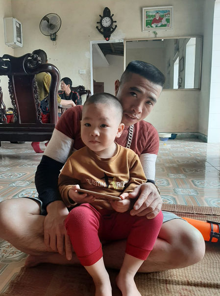 Cảm động tình yêu cổ tích của anh thợ mỏ cưới cô gái bệnh tật làm vợ
