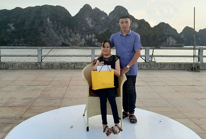 Cảm động tình yêu cổ tích của anh thợ mỏ cưới cô gái bệnh tật làm vợ