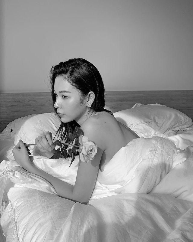 Cần gì đi đâu xa, mỹ nhân Việt lăn lộn trên giường vẫn có ảnh đẹp