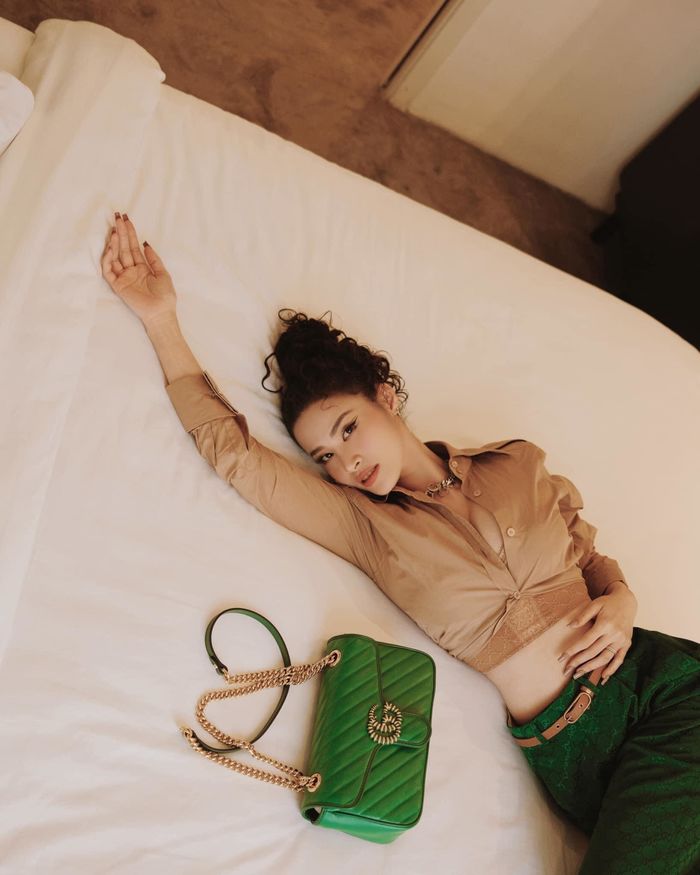 Cần gì đi đâu xa, mỹ nhân Việt lăn lộn trên giường vẫn có ảnh đẹp