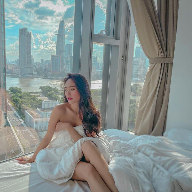 Cần gì đi đâu xa, mỹ nhân Việt lăn lộn trên giường vẫn có ảnh đẹp