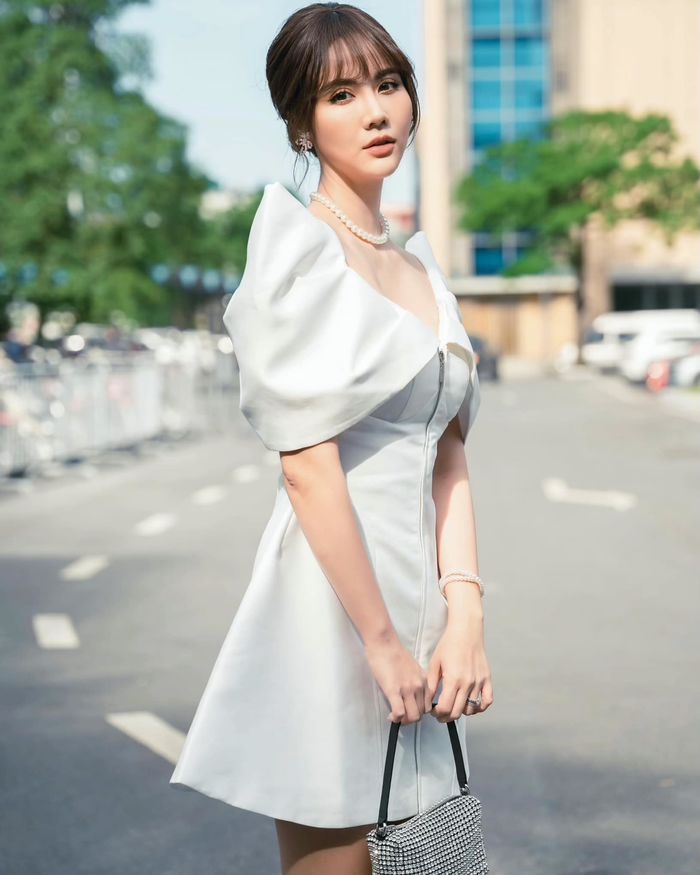 Hoa Thương Ngày Nắng Về: cân ngon ơ nhiều kiểu trang phục
