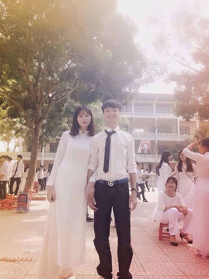 Cặp đôi lớp 9 đi đổ rác gặp nhau: Chăm chỉ là thoát ế ngay