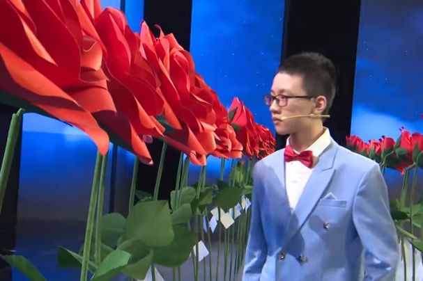 Cậu bé 13 tuổi nhận biết màu hoa bằng mũi khiến sao Việt phấn khích