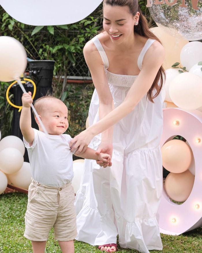 Cậu ú Leon hưởng gen model của mẹ: Mang vật trên đầu vẫn di chuyển tốt
