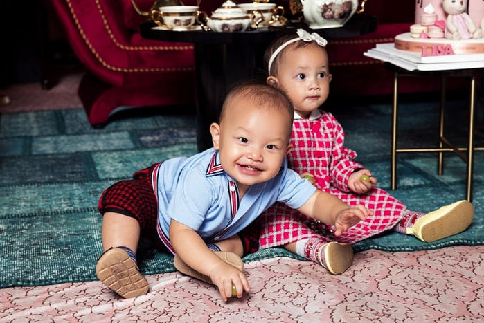Cậu ú Leon hưởng gen model của mẹ: Mang vật trên đầu vẫn di chuyển tốt