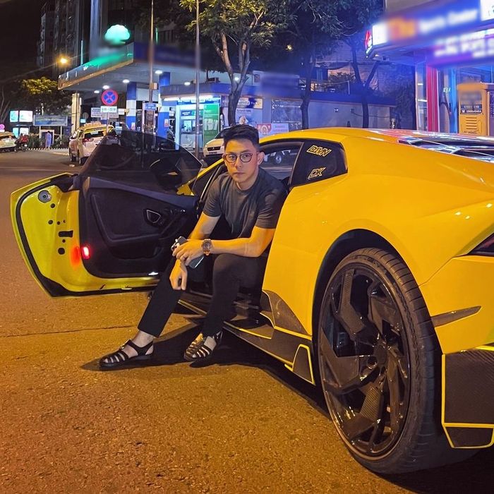 CEO Tống Đông Khuê khoe hầm siêu xe có cần cẩu lên xuống