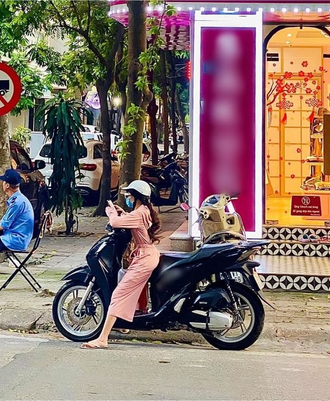 Chân ngắn lại thích đánh đu xe cao, xem màn “hạ cánh” hài hước cực