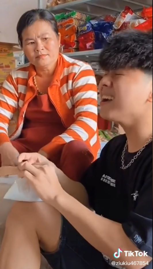 Chắp cánh cho con thành idol: Ba mẹ vừa đánh sáng, vừa làm diễn viên