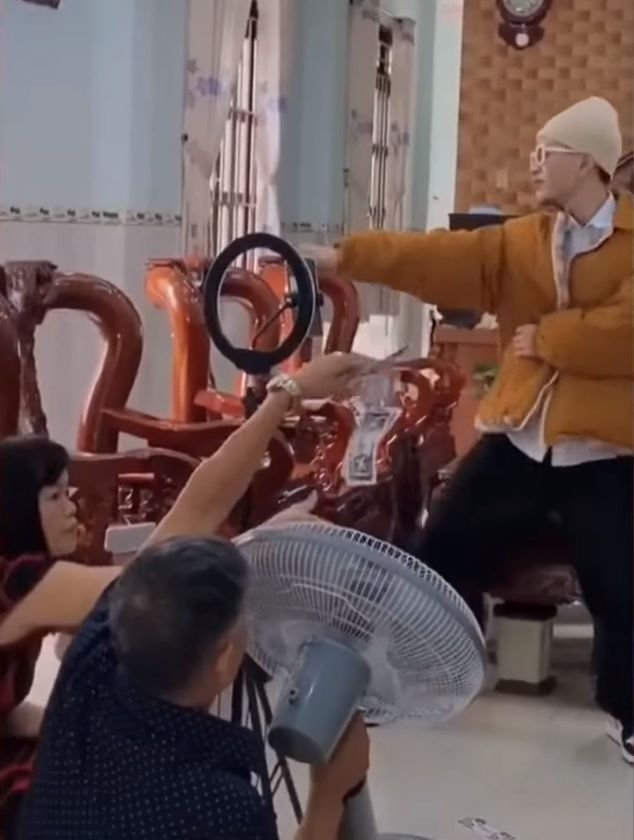 Khi bố mẹ chắp cánh ước mơ cho con: Không làm mẫu thì lập luôn ekip