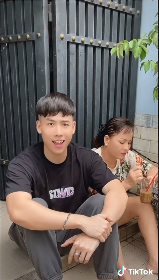 Chắp cánh cho con thành idol: Ba mẹ vừa đánh sáng, vừa làm diễn viên