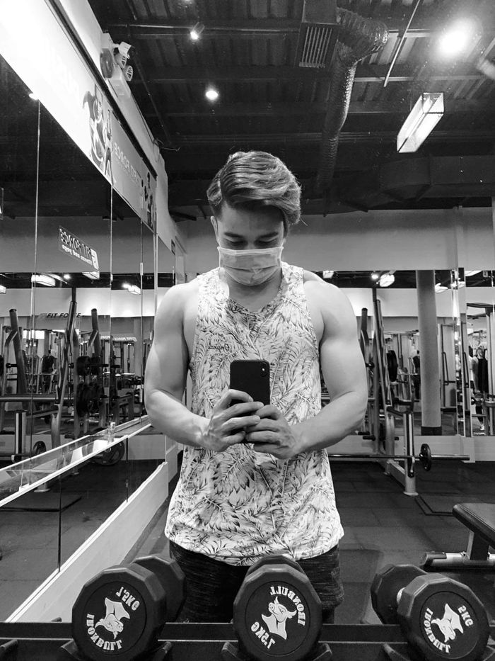 Chồng đại gia của Vân Trang chăm tập gym để có sức giúp vợ chăm 3 con