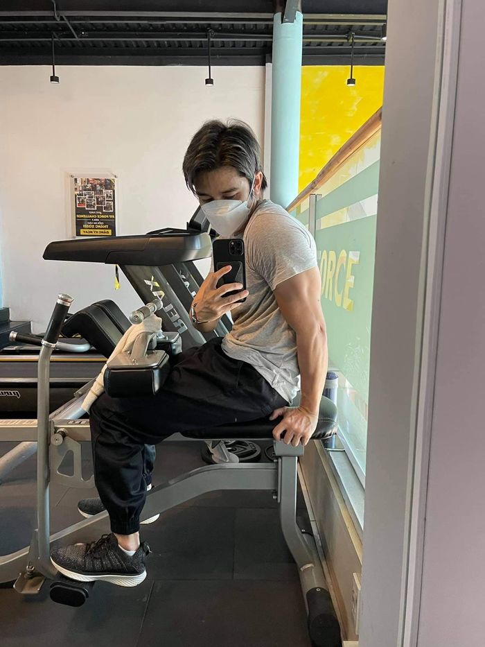 Chồng đại gia của Vân Trang chăm tập gym để có sức giúp vợ chăm 3 con