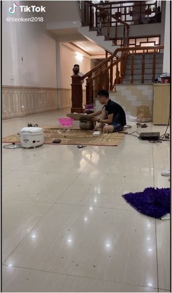 Chồng người ta giải sầu còn giúp vợ kiếm tiền: 320k chứ chẳng đùa