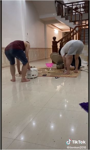 Chồng người ta giải sầu còn giúp vợ kiếm tiền: 320k chứ chẳng đùa