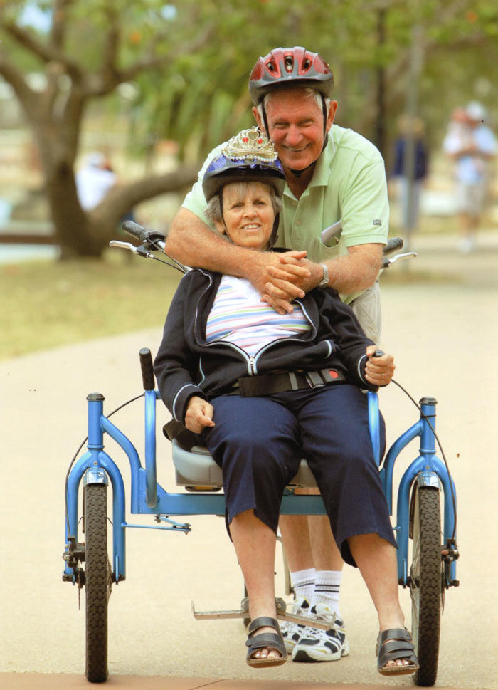 Cụ ông làm chiếc xe đạp đặc biệt tặng vợ bệnh Alzheimer