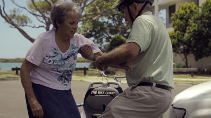Cụ ông làm chiếc xe đạp đặc biệt tặng vợ bệnh Alzheimer
