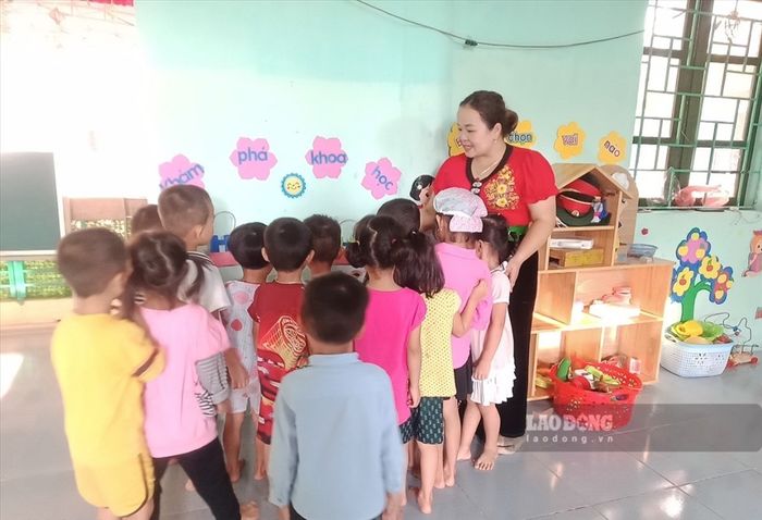 Giáo viên vùng cao: Có người bán cả bò mua thuyền chở học sinh
