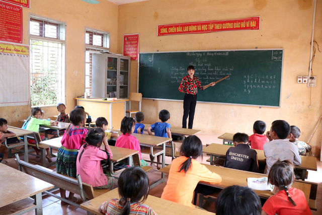 Giáo viên vùng cao: Có người bán cả bò mua thuyền chở học sinh