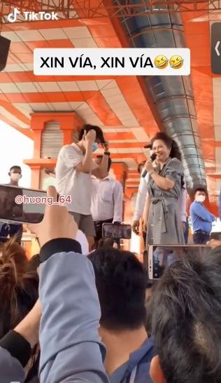Màn xuất hiện như idol kpop của bà Phương Hằng: đi chuyên cơ mặt đất