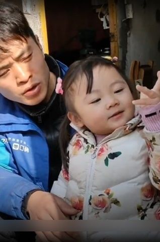 Cô bé từng chui trong thùng theo bố shipper giờ đã lớn phổng phao