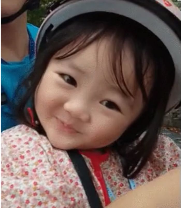Cô bé từng chui trong thùng theo bố shipper giờ đã lớn phổng phao