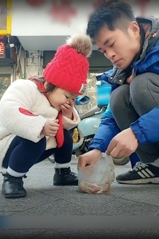 Cô bé từng chui trong thùng theo bố shipper giờ đã lớn phổng phao
