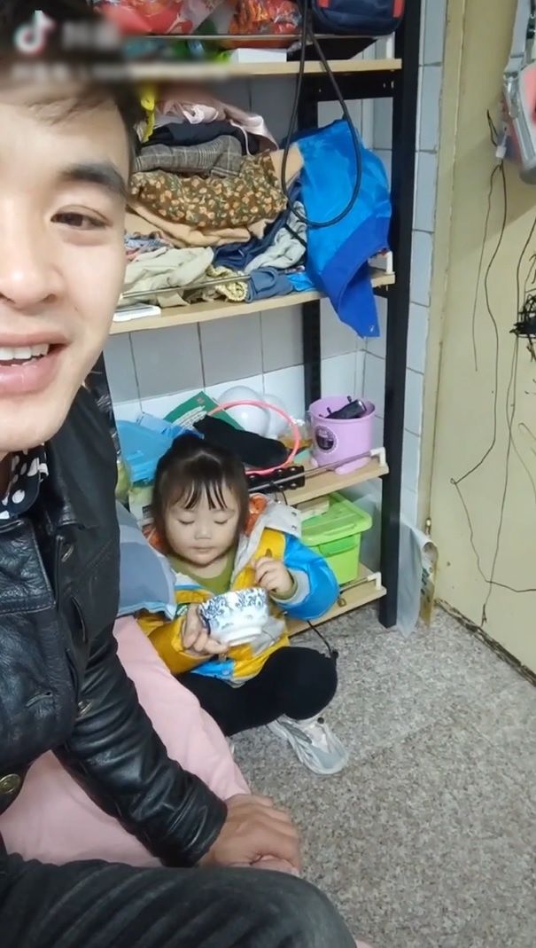 Cô bé từng chui trong thùng theo bố shipper giờ đã lớn phổng phao