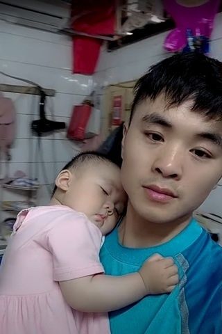 Cô bé từng chui trong thùng theo bố shipper giờ đã lớn phổng phao