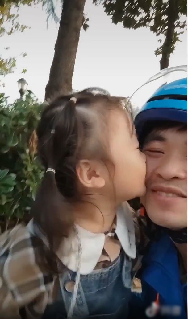 Cô bé từng chui trong thùng theo bố shipper giờ đã lớn phổng phao