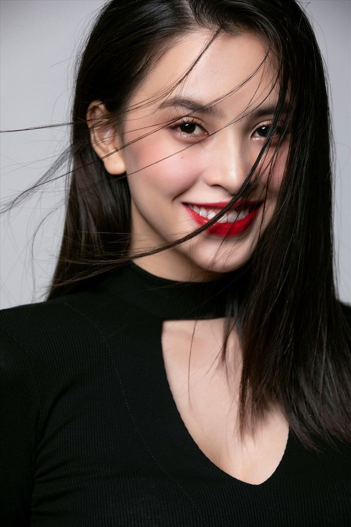 Có body đỉnh của chóp showbiz Việt, Tiểu Vy đi show lộ bụng ngấn mỡ
