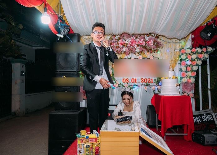 Cô dâu, chú rễ ngã ngửa khi khui quà cưới từ người bạn thân thiết