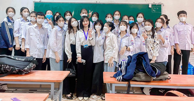 Cô giáo bị nhầm là học sinh vì quá trẻ, ảnh đời thường gây bất ngờ hơn