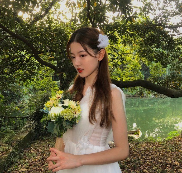 Cô thư ký gây sốt vì có vẻ ngoài như bản sao Triệu Lộ Tư