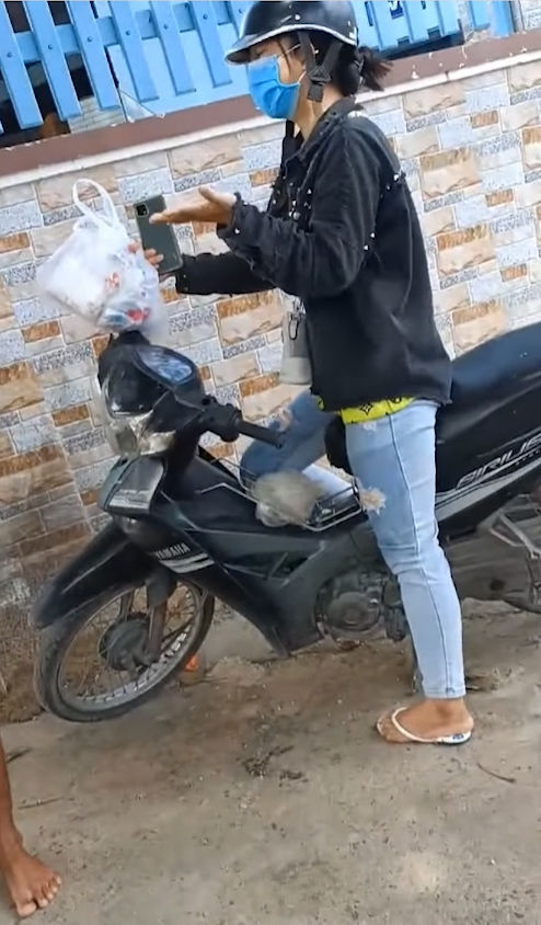 Những màn đặt hàng cho sang rồi không lấy làm gì được nhau nào?