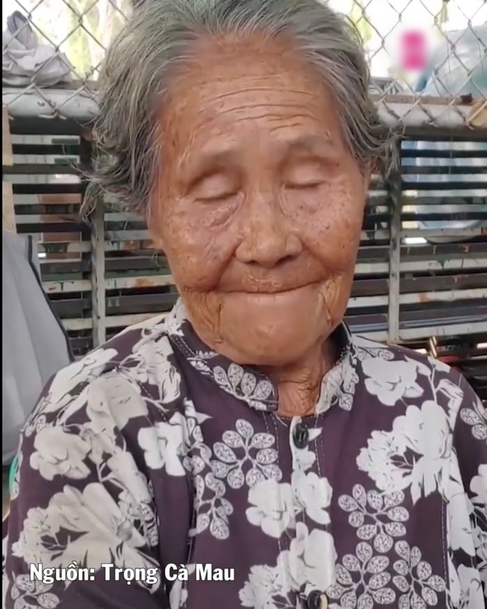 Cụ bà 76 tuổi nhặt ve chai nuôi chú chó mù ròng rã suốt 6 năm trời