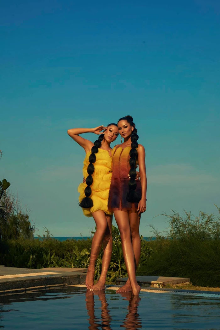 Cưng xỉu H'Hen Niê 2 lần nổi da gà khi thị phạm catwalk cho Kim Duyên