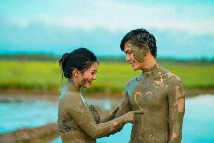 Bộ ảnh cưới sáng tạo: Cô dâu chú rể nghịch bùn, lấy lúa làm hoa cưới