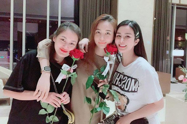 4 đại gia Vbiz tặng quà cho bạn thân: Đàm Trang tặng hẳn túi 100 triệu