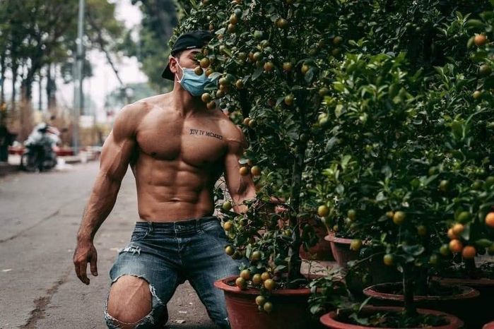 Dàn trai đẹp 6 múi xuất hiện trên đường khiến chị em “bỏng mắt”