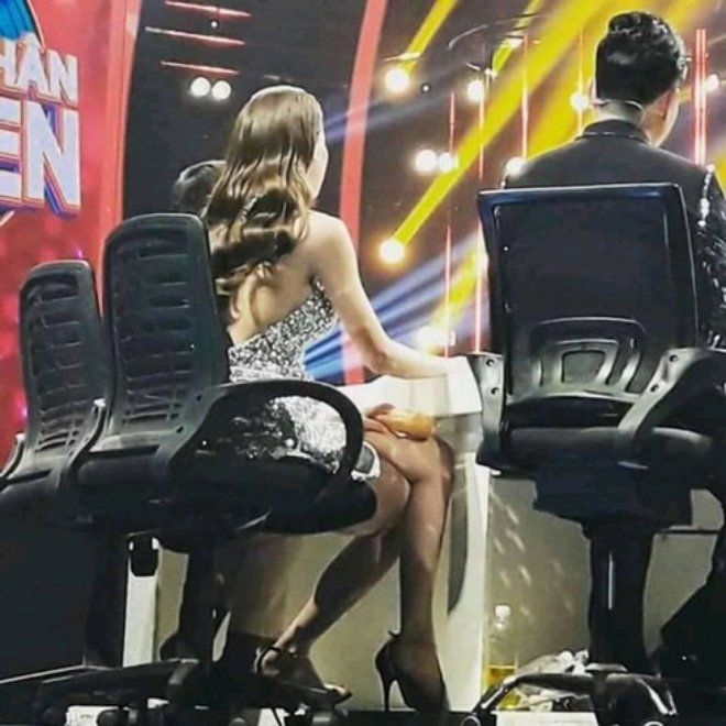 Đằng sau hậu trường: Karik ăn vội bánh, Trường Giang vừa đi vừa húp mì