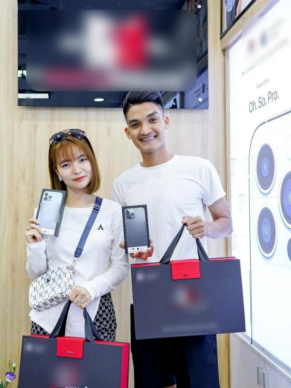 Các cặp đôi chuyện tình chị - em trong Vbiz dùng điện thoại cũng chung