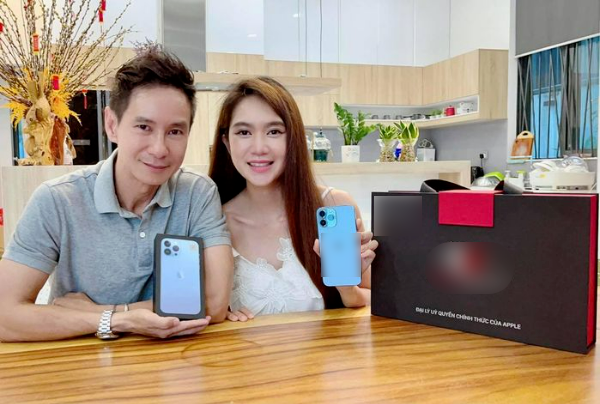 Các cặp đôi chuyện tình chị - em trong Vbiz dùng điện thoại cũng chung