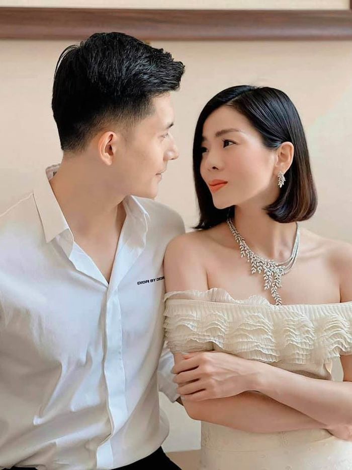 Các cặp đôi chuyện tình chị - em trong Vbiz dùng điện thoại cũng chung