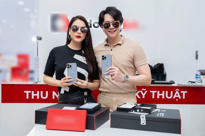 Các cặp đôi chuyện tình chị - em trong Vbiz dùng điện thoại cũng chung