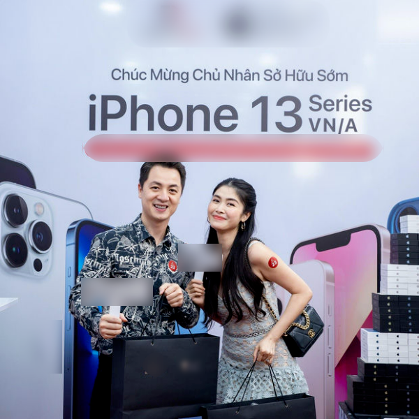 Các cặp đôi chuyện tình chị - em trong Vbiz dùng điện thoại cũng chung