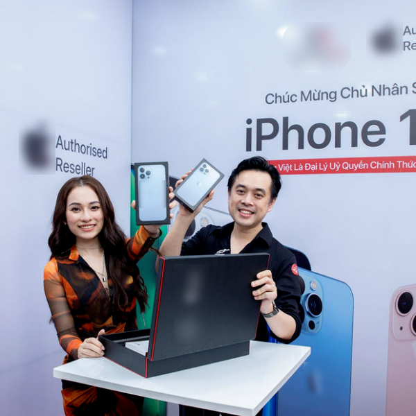 Các cặp đôi chuyện tình chị - em trong Vbiz dùng điện thoại cũng chung