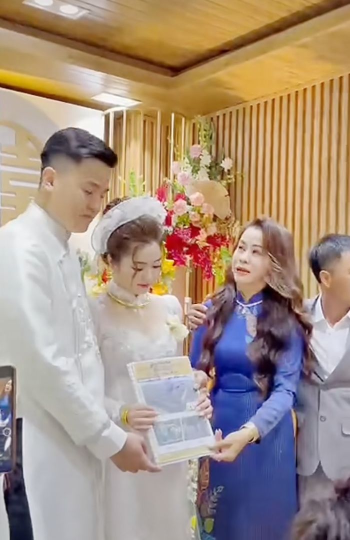 Cô dâu được bố mẹ tặng của hồi môn 15 tỉ khiến ai cũng trầm trồ