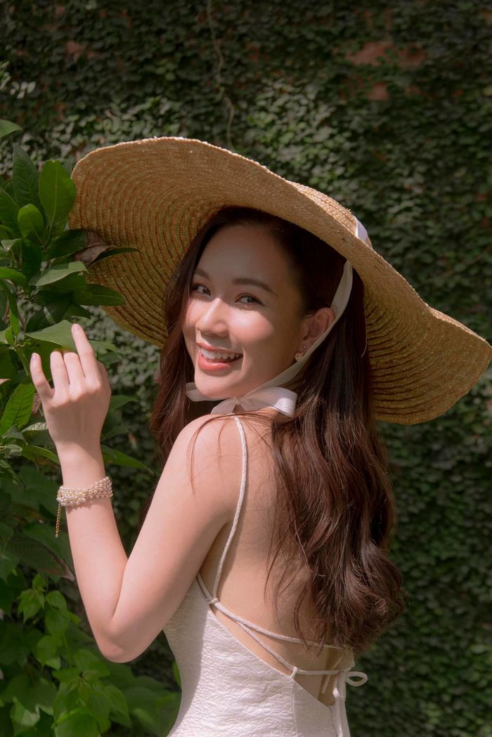 Style đời thực 3 nữ thần Phố Trong Làng: Y tá Ngọc nhìn mà mê