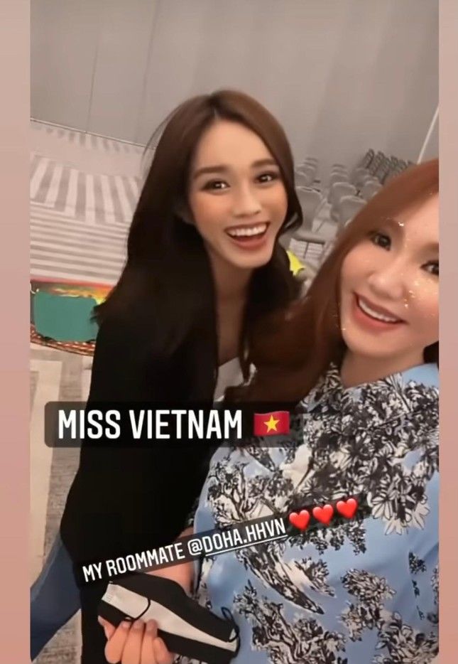 Đỗ Thị Hà chiêu đãi bạn cùng phòng tại Miss World bằng bánh tráng trộn